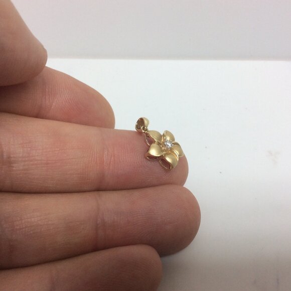 14K REAL SOLID YELLOW GOLD Plumeria Flower diamond charm pendant 1.3gr - Picture 5 of 6